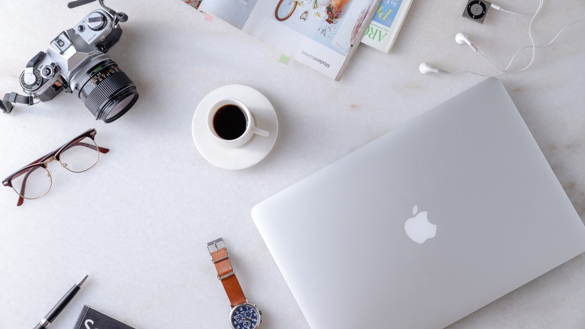 wallpapersden.com_macbook-camera-coffee_1920x1080